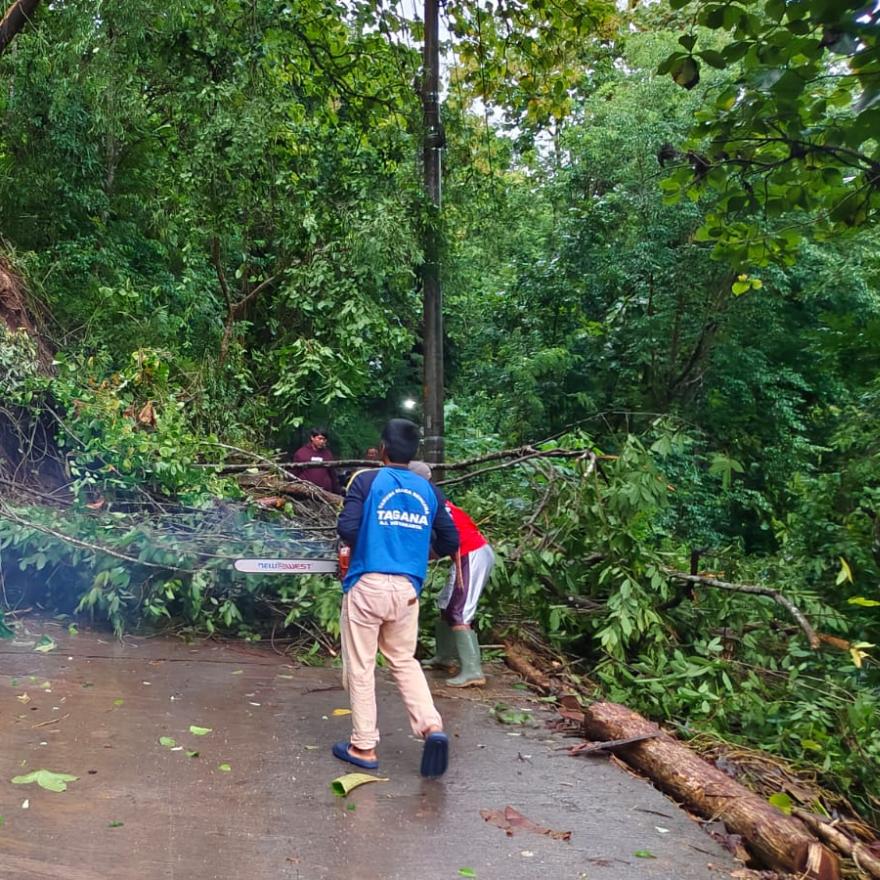 Curah Hujan Tinggi Mengakibatkan Tanah Longsor 